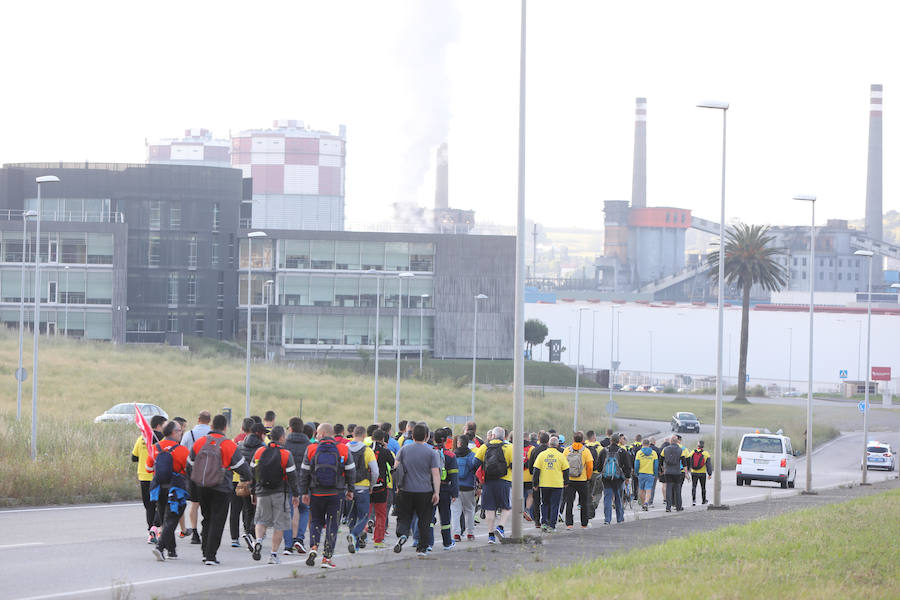 La plantilla de Alcoa marcha desde la planta de la empresa en Avilés hasta la sede de la Delegación de Gobierno en Oviedo