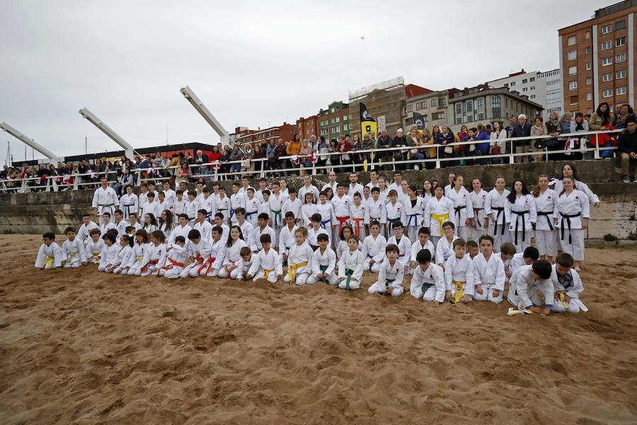 Una exhibición de kárate dirigida por Ricardo García en la playa gijonesa logró la atención de un numeroso público