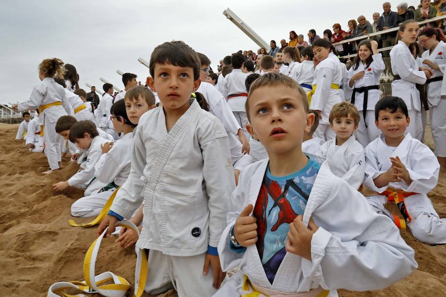 Una exhibición de kárate dirigida por Ricardo García en la playa gijonesa logró la atención de un numeroso público