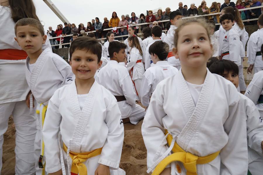 Una exhibición de kárate dirigida por Ricardo García en la playa gijonesa logró la atención de un numeroso público