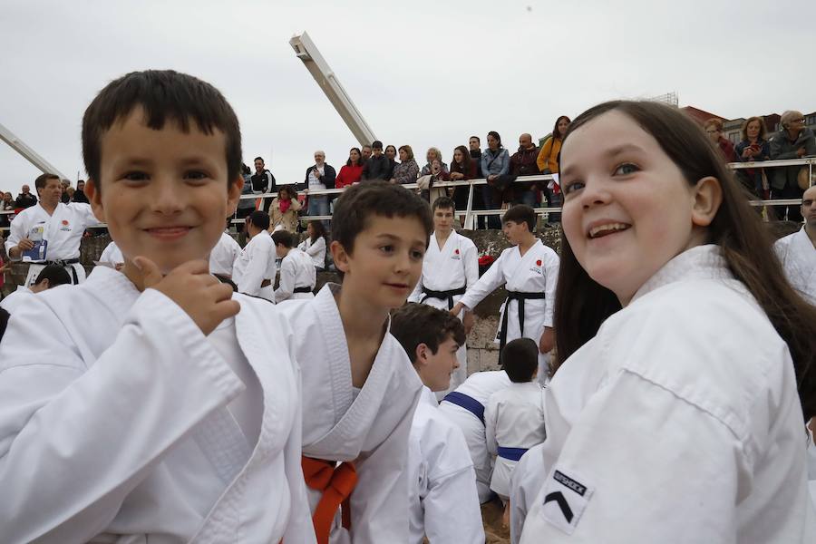 Una exhibición de kárate dirigida por Ricardo García en la playa gijonesa logró la atención de un numeroso público