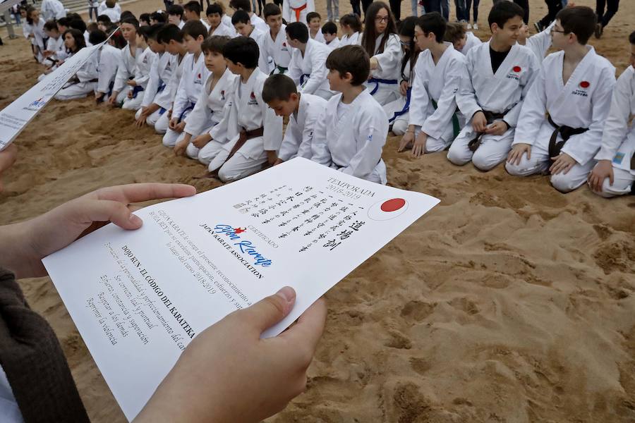 Una exhibición de kárate dirigida por Ricardo García en la playa gijonesa logró la atención de un numeroso público