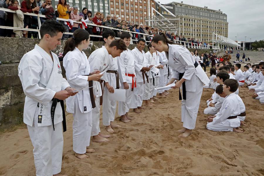 Una exhibición de kárate dirigida por Ricardo García en la playa gijonesa logró la atención de un numeroso público