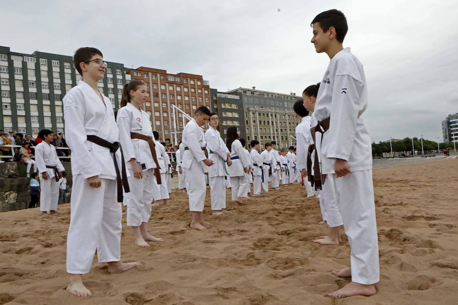 Una exhibición de kárate dirigida por Ricardo García en la playa gijonesa logró la atención de un numeroso público