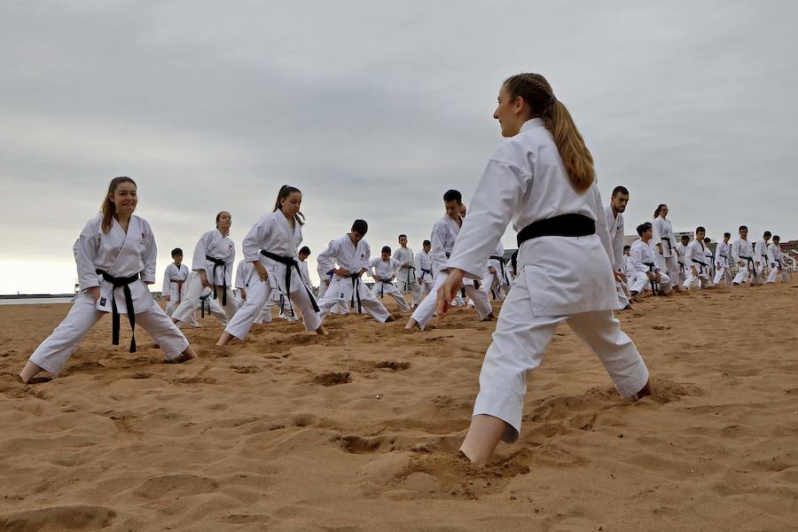 Una exhibición de kárate dirigida por Ricardo García en la playa gijonesa logró la atención de un numeroso público