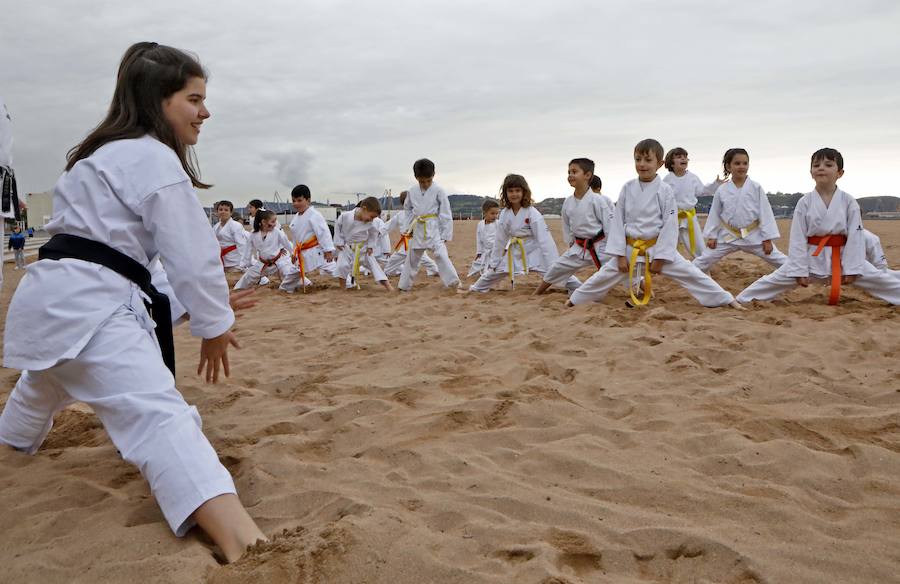 Una exhibición de kárate dirigida por Ricardo García en la playa gijonesa logró la atención de un numeroso público