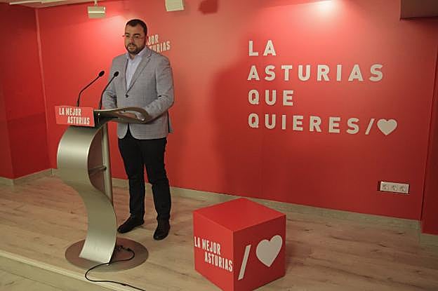 El secretario general de la Federación Socialista Asturiana, Adrián Barbón, ayer, tras la reunión de la ejecutiva. 