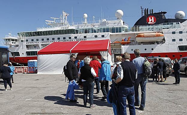 Pasajeros de un crucero, en Gijón.