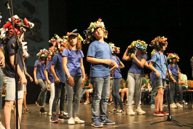El colegio Hermanos Arregui de Pola de Siero ha celebrado una fiesta de graduació para los 71 alumnos que han finalizado sexto de Primaria.
