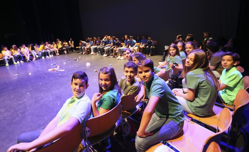 El colegio Hermanos Arregui de Pola de Siero ha celebrado una fiesta de graduació para los 71 alumnos que han finalizado sexto de Primaria.