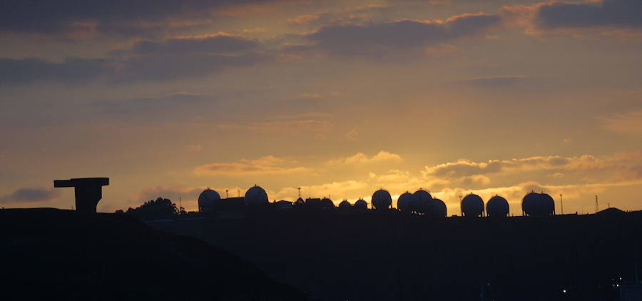 La Plaza del Marqués, el Muro de San Lorenzo, el Elogio del Horizonte, la Universidad Laboral... Los lugares más representativos de la ciudad esconden auténticas maravillas al atardecer. Descúbrelos a continuación.