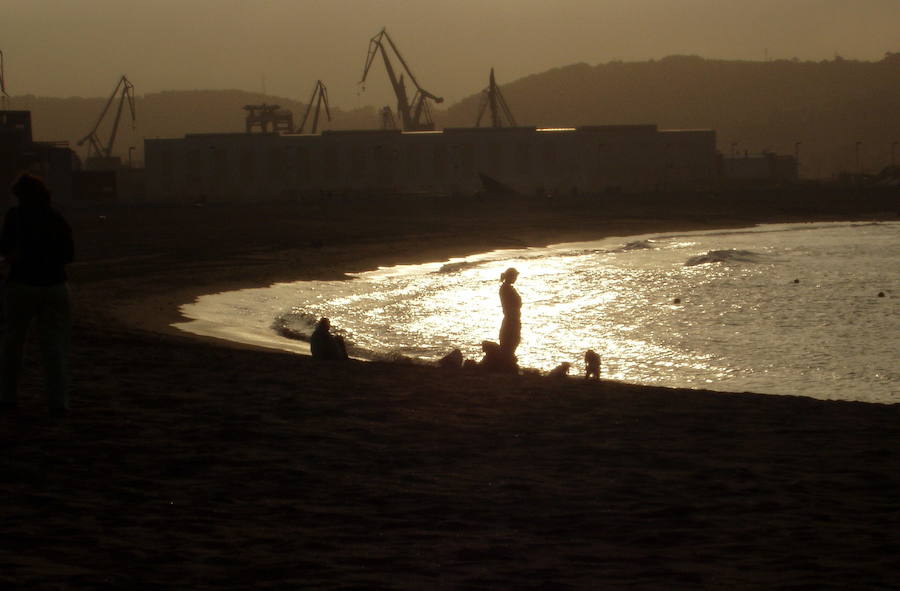 La Plaza del Marqués, el Muro de San Lorenzo, el Elogio del Horizonte, la Universidad Laboral... Los lugares más representativos de la ciudad esconden auténticas maravillas al atardecer. Descúbrelos a continuación.