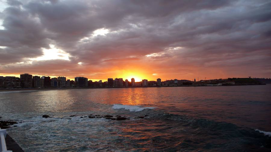 La Plaza del Marqués, el Muro de San Lorenzo, el Elogio del Horizonte, la Universidad Laboral... Los lugares más representativos de la ciudad esconden auténticas maravillas al atardecer. Descúbrelos a continuación.