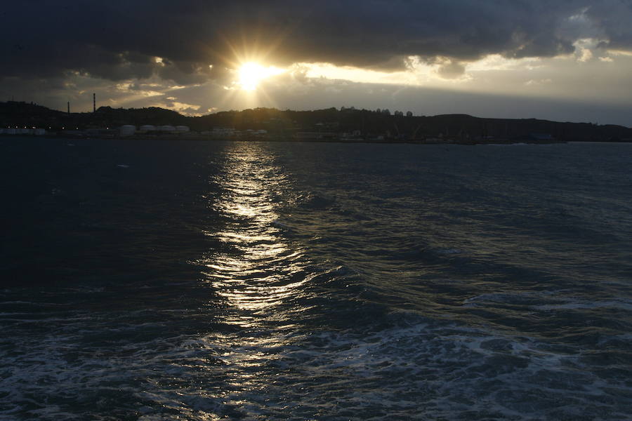 La Plaza del Marqués, el Muro de San Lorenzo, el Elogio del Horizonte, la Universidad Laboral... Los lugares más representativos de la ciudad esconden auténticas maravillas al atardecer. Descúbrelos a continuación.