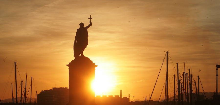 La Plaza del Marqués, el Muro de San Lorenzo, el Elogio del Horizonte, la Universidad Laboral... Los lugares más representativos de la ciudad esconden auténticas maravillas al atardecer. Descúbrelos a continuación.