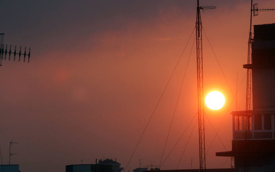 La Plaza del Marqués, el Muro de San Lorenzo, el Elogio del Horizonte, la Universidad Laboral... Los lugares más representativos de la ciudad esconden auténticas maravillas al atardecer. Descúbrelos a continuación.