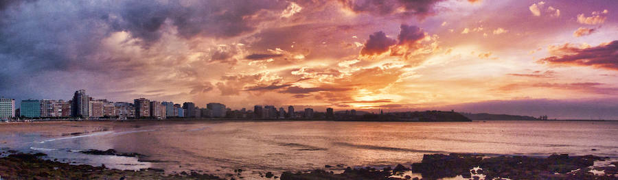 La Plaza del Marqués, el Muro de San Lorenzo, el Elogio del Horizonte, la Universidad Laboral... Los lugares más representativos de la ciudad esconden auténticas maravillas al atardecer. Descúbrelos a continuación.