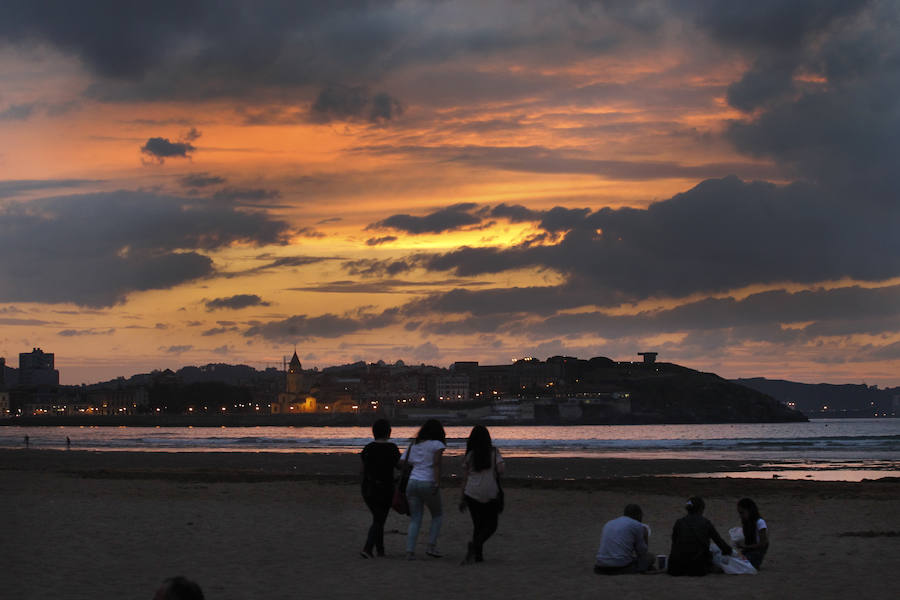 La Plaza del Marqués, el Muro de San Lorenzo, el Elogio del Horizonte, la Universidad Laboral... Los lugares más representativos de la ciudad esconden auténticas maravillas al atardecer. Descúbrelos a continuación.