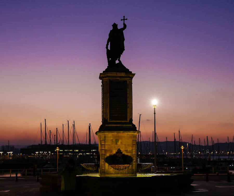 La Plaza del Marqués, el Muro de San Lorenzo, el Elogio del Horizonte, la Universidad Laboral... Los lugares más representativos de la ciudad esconden auténticas maravillas al atardecer. Descúbrelos a continuación.