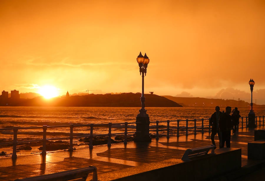 La Plaza del Marqués, el Muro de San Lorenzo, el Elogio del Horizonte, la Universidad Laboral... Los lugares más representativos de la ciudad esconden auténticas maravillas al atardecer. Descúbrelos a continuación.