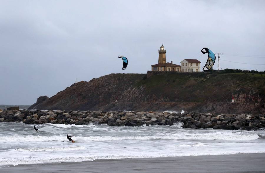 La playa de Salinas, en una jornada de fuerte oleaje.