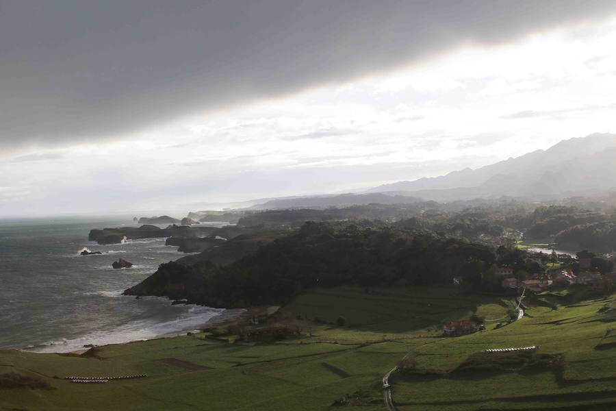 La costa cantábrica esconde muchos paisajes desconocidos, que van desde Tapia hasta Llanes, pasando por Gijón y Castrillón. Descubre a continuación las maravillas costeras del Paraíso | Acantilados de la costa de Llanes en el entorno de Torimbia.