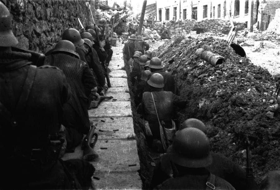 Milicianos tomando barrio de Santo Domingo durante la ofensiva a Oviedo, 23 de febrero de 1937