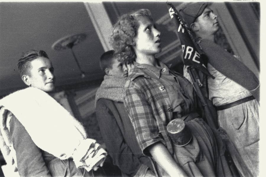 Alumnos de una escuela, denominada Alerta, dependiente de las Juventudes Socialistas Unificadas, Gijón, julio de 1937