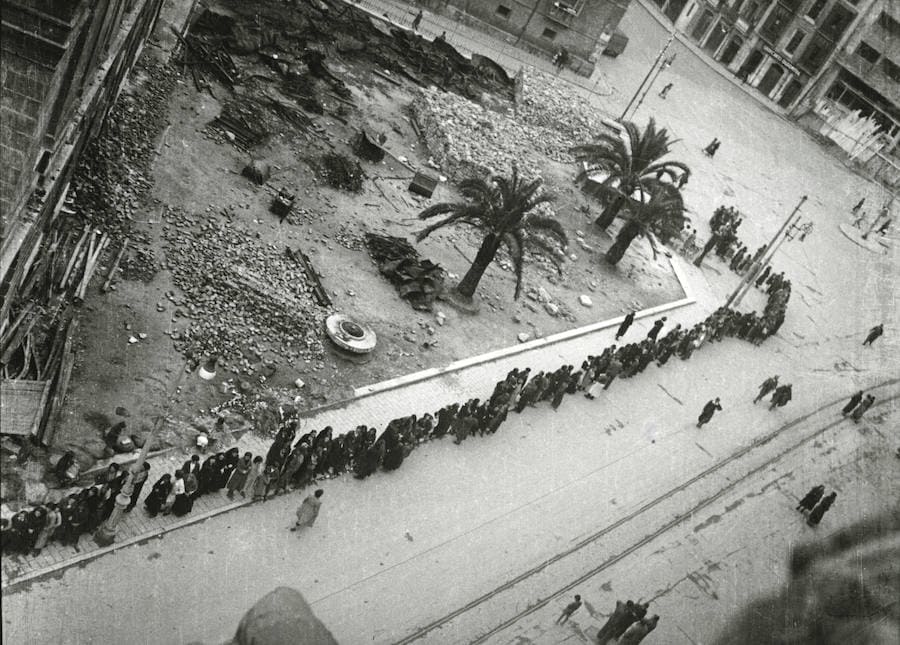 Cola a la espera de un convoy con suministros en la calle Argüelles. Oviedo, 1936