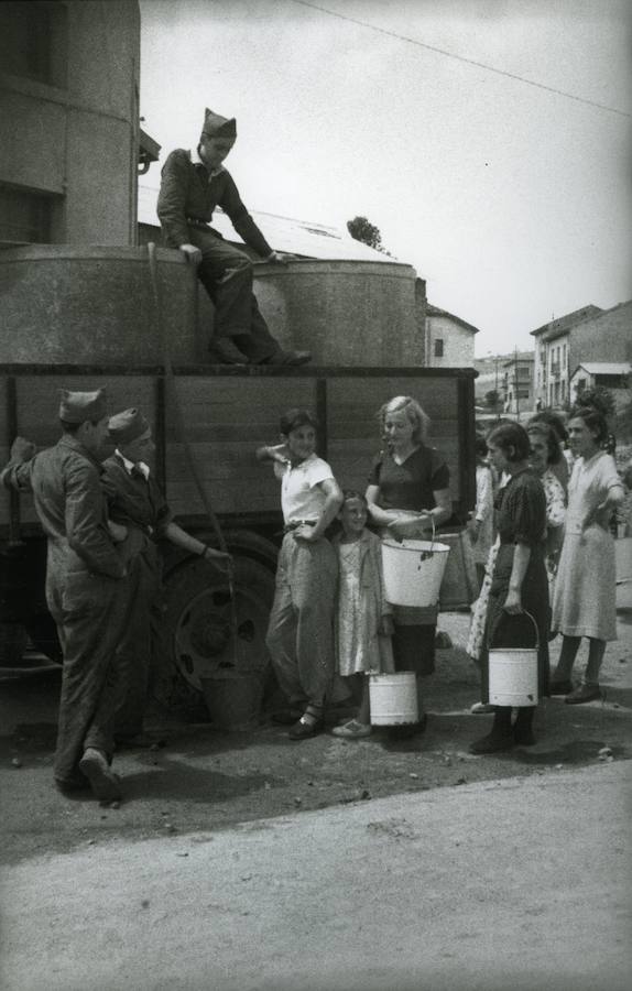 Cola para el abastecimiento de agua en la calle Río San Pedro, Oviedo, 1936
