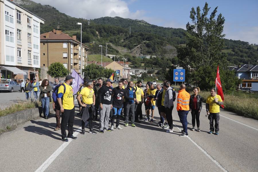 La plantilla de Alcoa marcha durante, este viernes, desde Mieres hasta el puerto de Pajares