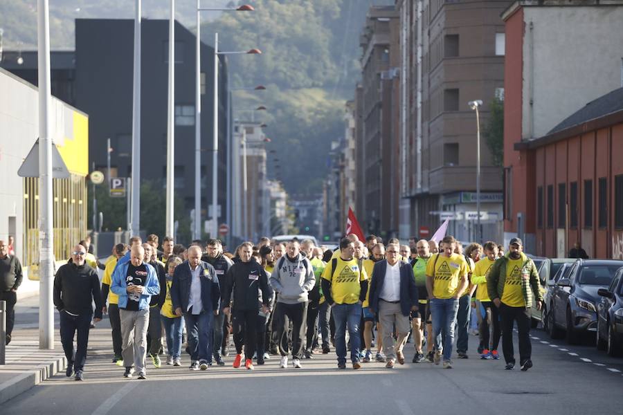 La plantilla de Alcoa marcha durante, este viernes, desde Mieres hasta el puerto de Pajares