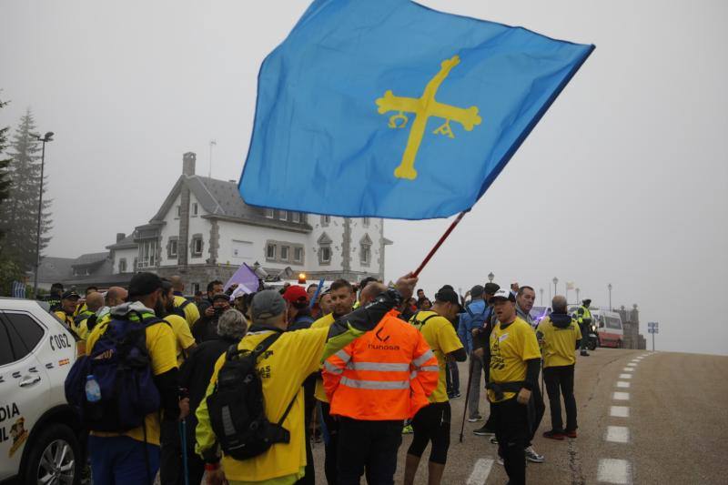 La plantilla de Alcoa marcha durante, este viernes, desde Mieres hasta el puerto de Pajares