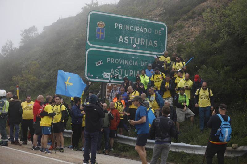 La plantilla de Alcoa marcha durante, este viernes, desde Mieres hasta el puerto de Pajares