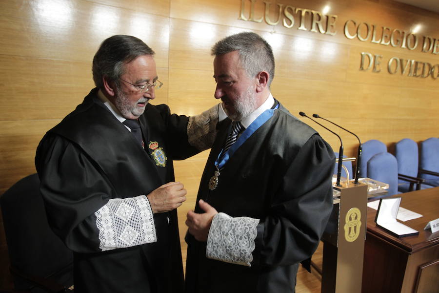 Sergio Herrero, decano de los abogados gijoneses, recibió la medalla al mérito y abogó porque ambos colegios sean «una única voz».