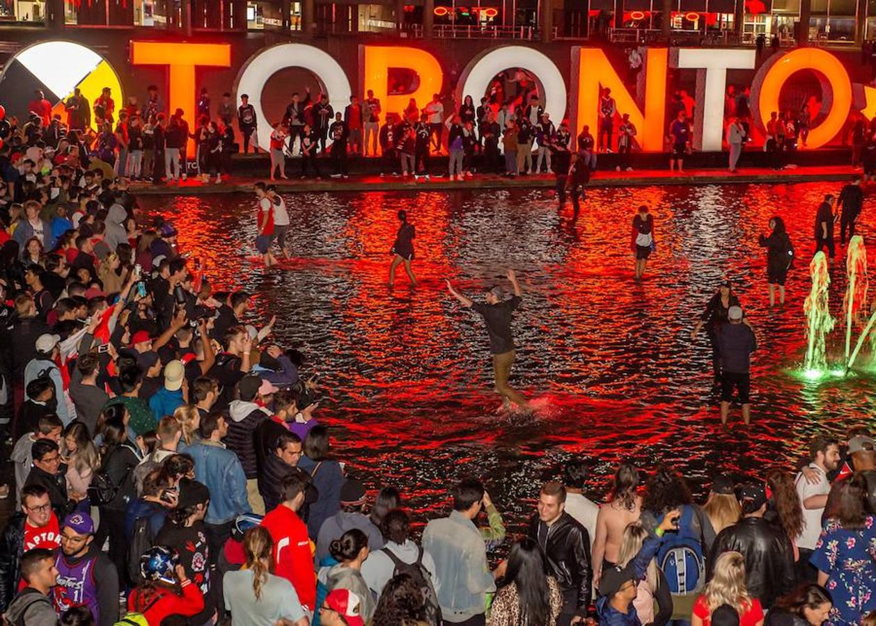 La ciudad canadiense de Toronto se echó a la calle para celebrar el anillo de la NBA. El conjunto en el que militan Ibaka y Marc Gasol consiguió imponerse en la final a los Warriors.