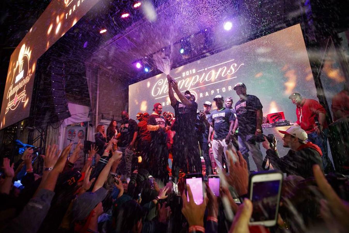 La ciudad canadiense de Toronto se echó a la calle para celebrar el anillo de la NBA. El conjunto en el que militan Ibaka y Marc Gasol consiguió imponerse en la final a los Warriors.