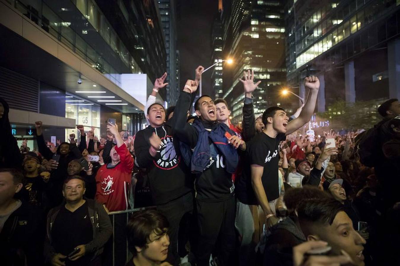 La ciudad canadiense de Toronto se echó a la calle para celebrar el anillo de la NBA. El conjunto en el que militan Ibaka y Marc Gasol consiguió imponerse en la final a los Warriors.