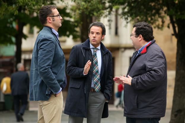 José Luis Costillas, Nacho Cuesta y Luis Pacho conversan ayer en la plaza de Porlier. 