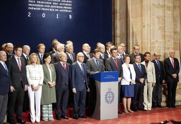 El jurado del Premio Princesa de Asturias de la Concordia, ayer en el Reconquista, durante la lectura del fallo. 