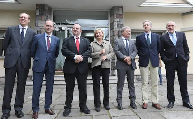 RufinoOrejas, presidente de Química del Nalón; Oswaldo Suárez, CEO del Clúster asturiano de Arcelor; Isaac Pola, consejero de Industria; Mariví Monteserín, alcaldesa de Avilés; Antonio Miguel Cervera, presidente de Sepides; José ManuelArias, presidente de Arcelor España, y Benigno Fernández Fano, consejero de Infraestructuras, ayer en La Granda.