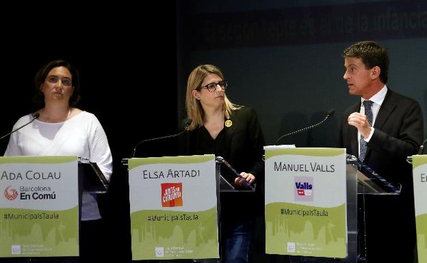 Colau, Artadi y Valls durante un debate electoral.