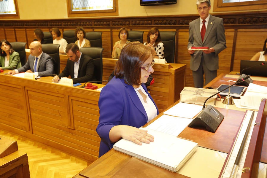 La nueva Corporación municipal, que hoy se constituirá formalmente, será la más femenina de la historia de Gijón, con dieciséis concejalas frente a once concejales, y ligeramente más envejecida que la que tomó posesión en 2015, con una edad media de 48,6 años frente a los 46,2 de la que toca a su fin.