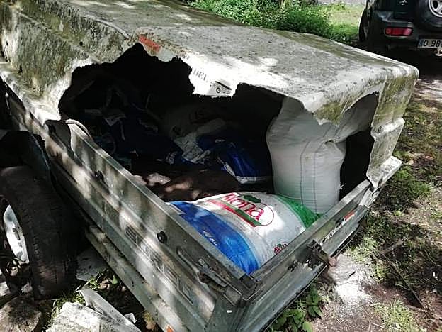 El remolque destrozado por los plantígrados, que fueron vistos a trescientos metros del lugar, en Somiedo. 