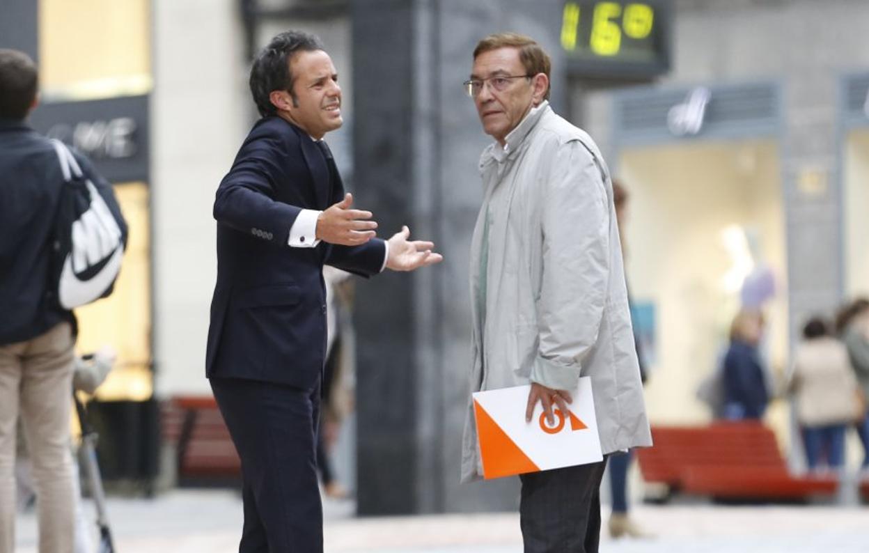 Nacho Cuesta y Juan Vázquez, ayer, al término de la reunión de Ciudadanos en Oviedo. 