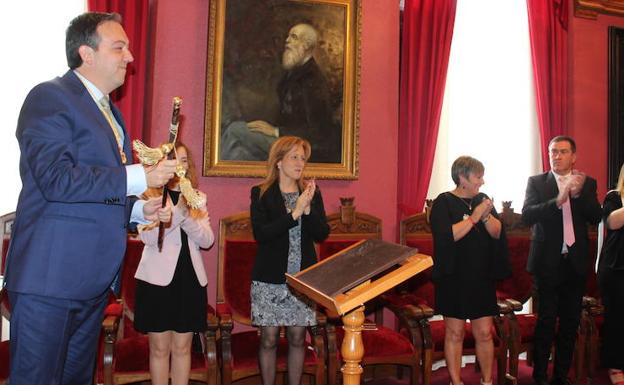 Alejandro Vega, alcalde de Villaviciosa, con el bastón de mando.