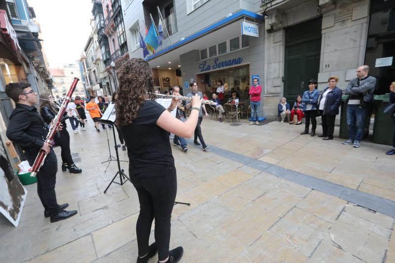 Las calles, centros culturales y locales hosteleros y comerciales se llenan de propuestas de teatro, música y arte para disfrutar de una nueva edición de la Noche Blanca.