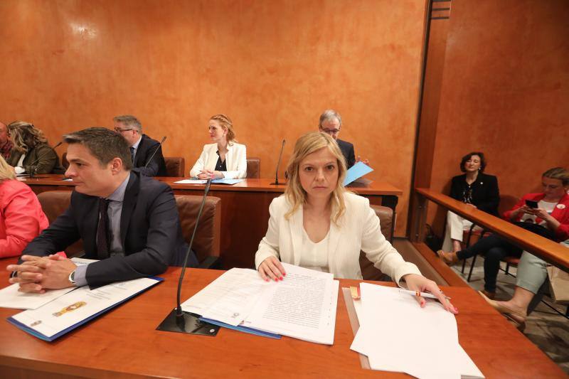 La alcaldesa revalida su cargo en un pleno en el que todos los grupos mostraron su disposición a trabajar por la ciudad.