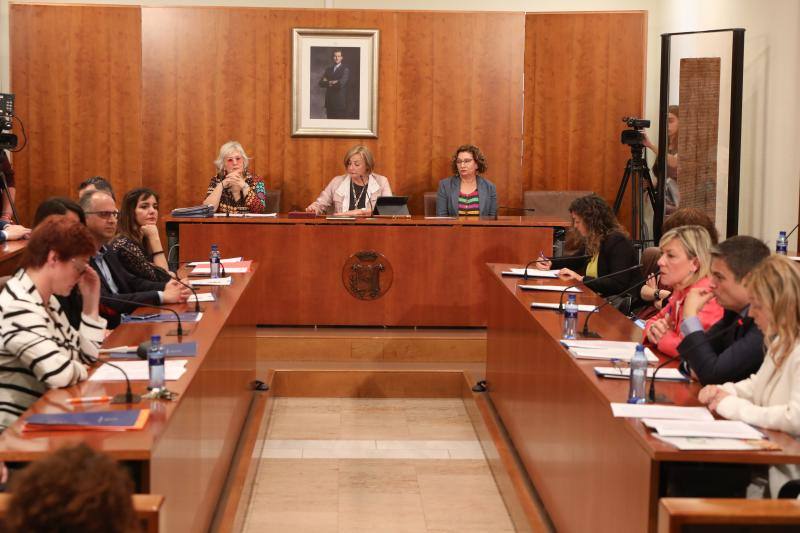 La alcaldesa revalida su cargo en un pleno en el que todos los grupos mostraron su disposición a trabajar por la ciudad.