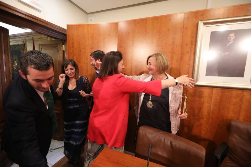 La alcaldesa revalida su cargo en un pleno en el que todos los grupos mostraron su disposición a trabajar por la ciudad.